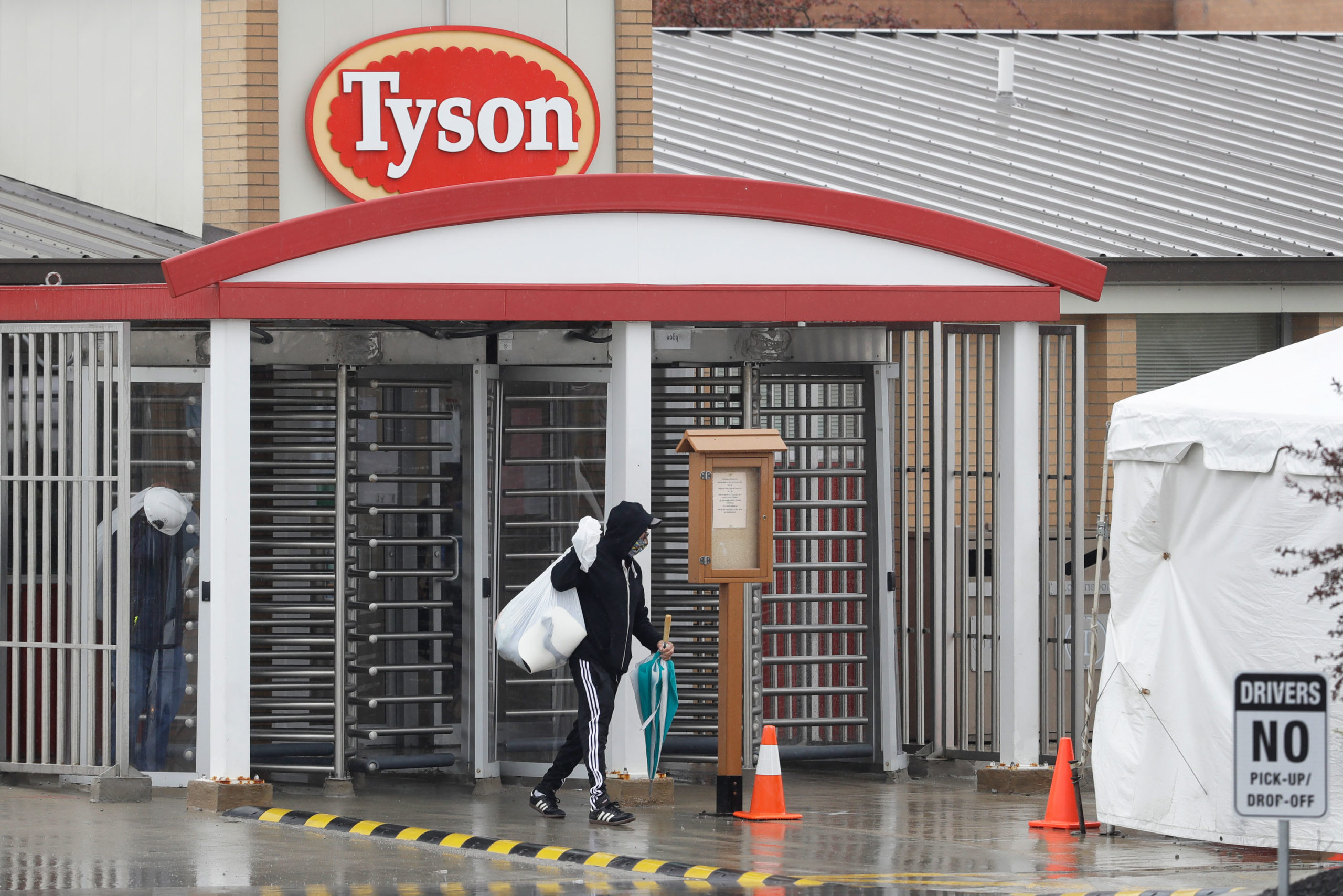 Tyson Foods shares fall 7 as production disruptions take a toll on